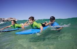 Surfende Kinder, Bondi Kindern lernen in Bondi bei „Let's Go Surfing“ surfen